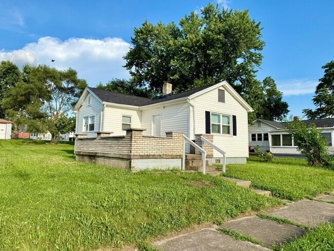 Photo - Cottage with a large porch