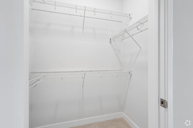 A1 1BR, 1BA - 770SF - Closet