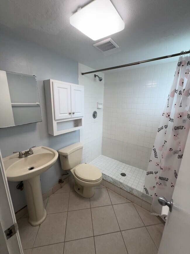 "Charming 2-Bedroom Haven in Heart of Tampa with Modern Comforts – 897 Sq Ft of Cozy Living!"