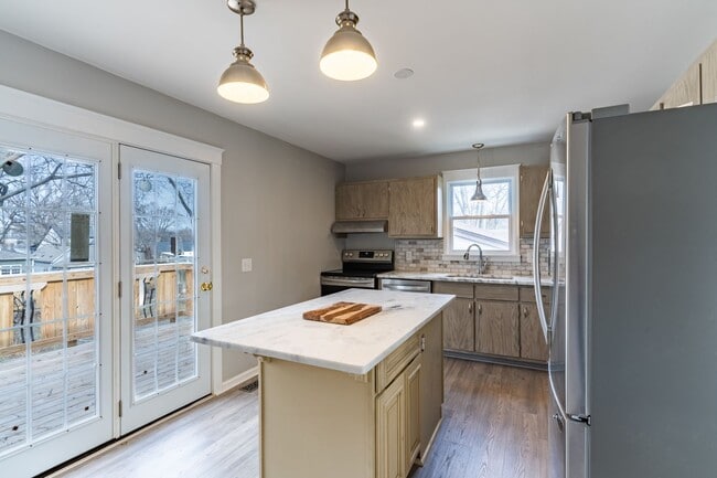 Building Photo - Renovated 3 bed/2 bath just minutes from Downtown!!