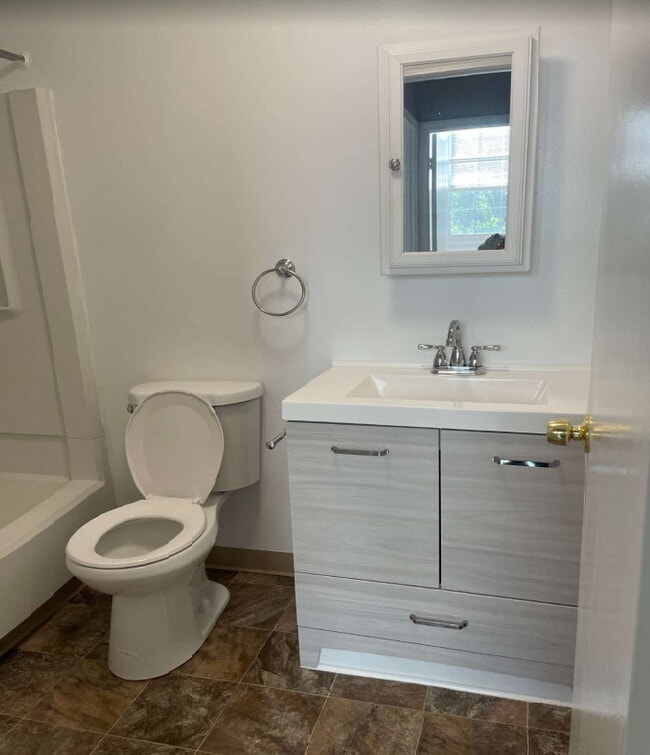 Photo - Colonial Court Apartments