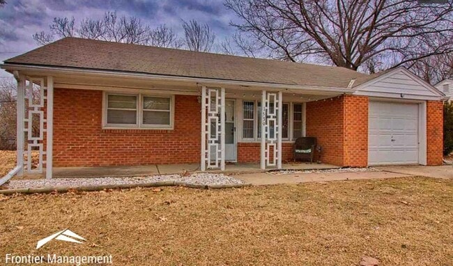 Building Photo - 4 Bedroom Home with Amazing Features Avail...