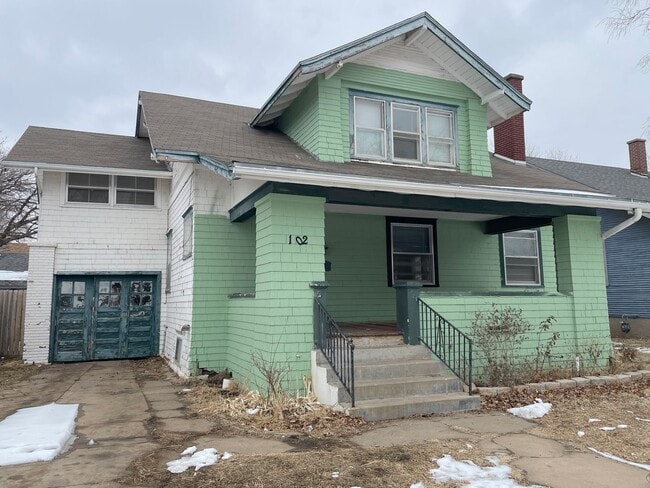 Building Photo - Large 4 bedroom home