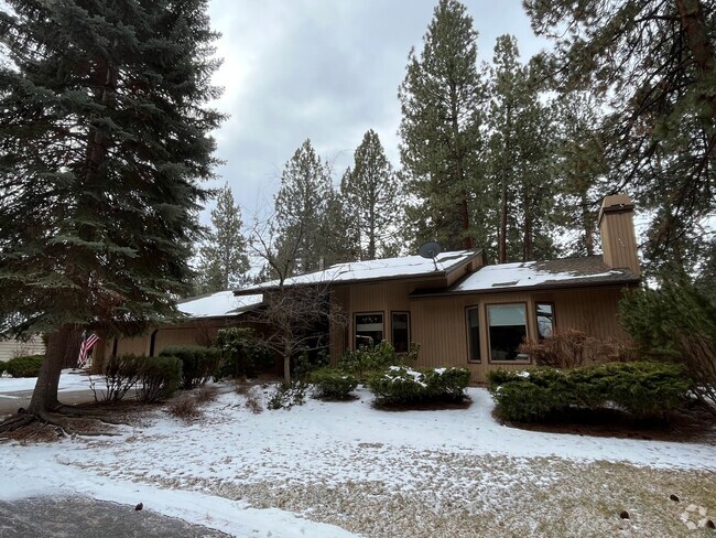 Building Photo - Large 3 Bed/2 Bath Home in the Mountain Hi...