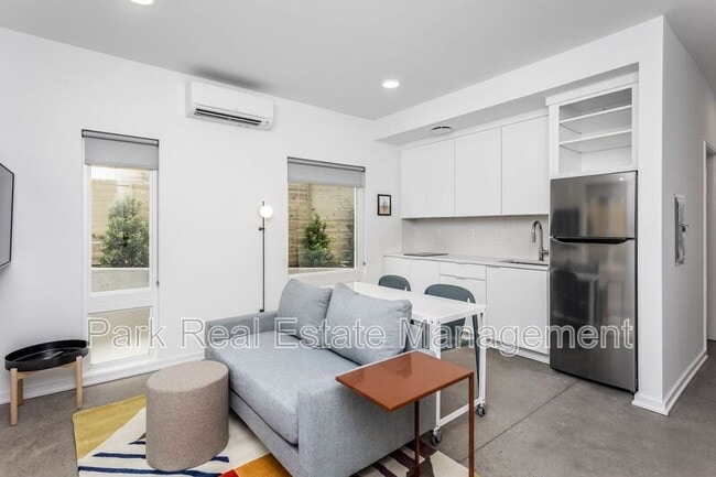 Building Photo - 323 S East St