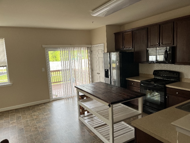 Photo - 378 English Oak Ln