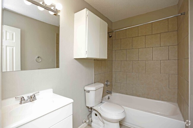 1BR,1BA - 690SF - BATHROOM