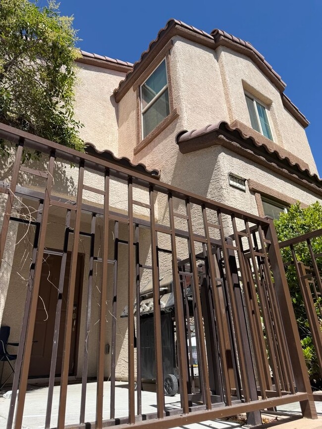 Photo - 3 bedroom 2 bath 2 car garage low maintenance