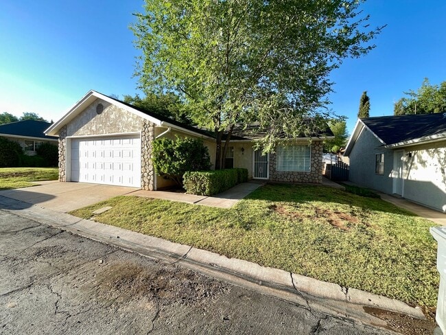 Adorable 3-BR Home with Garage and Amenities - Adorable 3-BR Home with Garage and Amenities