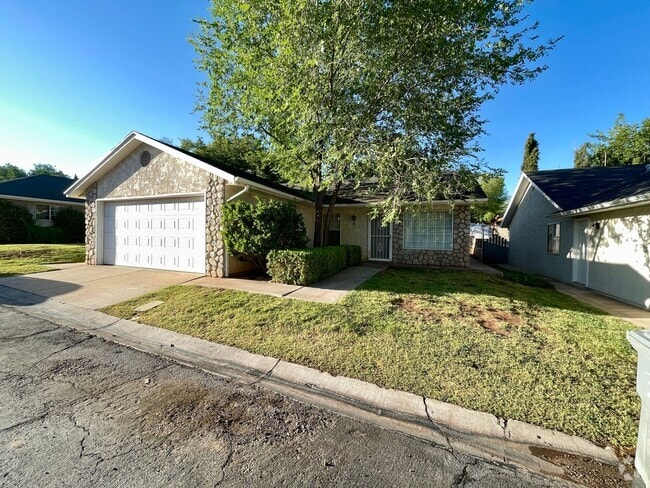 Building Photo - Adorable 3-BR Home with Garage and Amenities