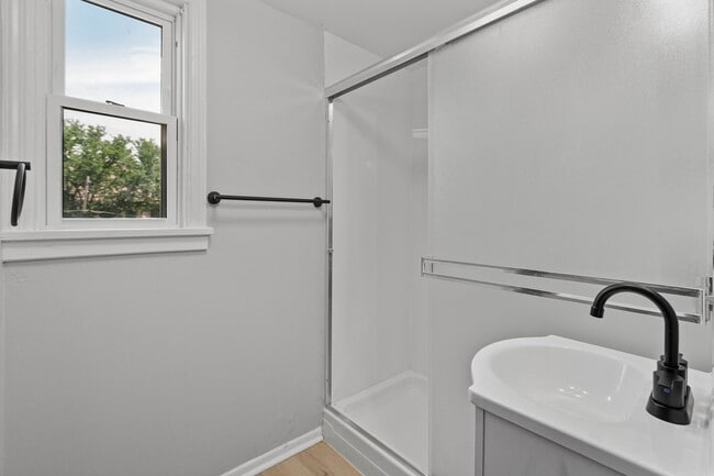 Photo - MOVE IN SPECIAL! SCORE HALF OFF 1ST MONTH'...