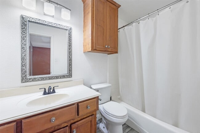 Photo - 123 Ballantrae Ln
