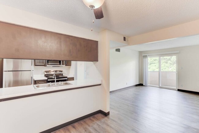 1BD 1BA - 670 SF - Americana Lakewood Apartments