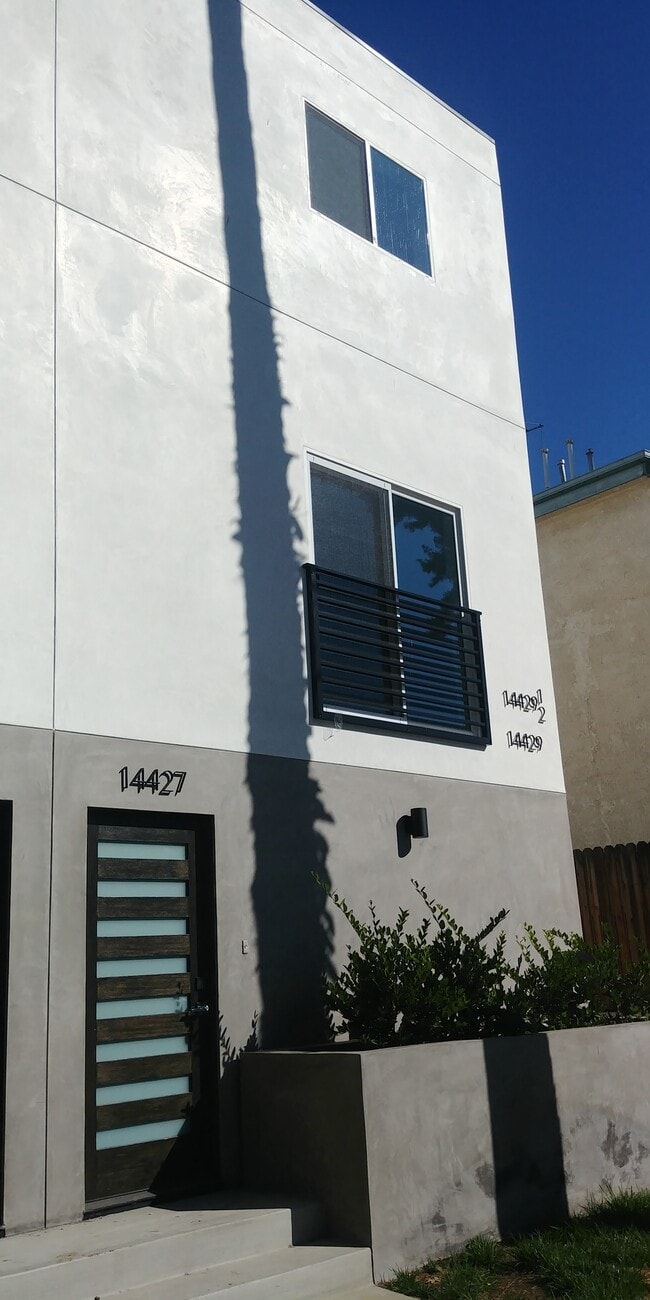 Building Photo - 14427 Tiara St Unit 1