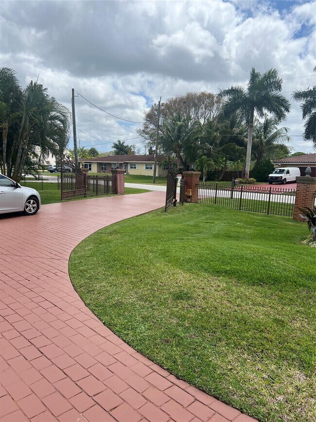 Photo - 11301 SW 3rd St