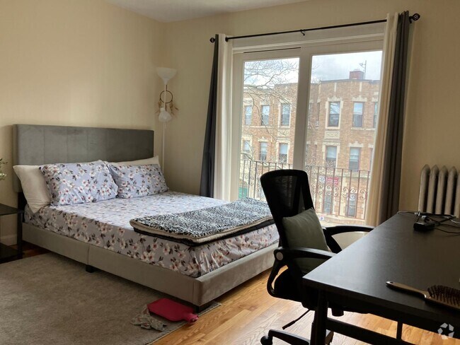 Building Photo - Stunningly Renovated top floor 5 bed 2 bath Rental
