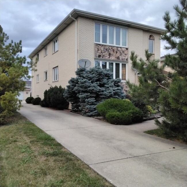 Building Photo - 8016 W 83rd St Unit 2 Rental