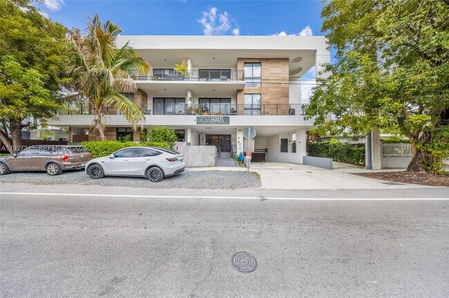 Building Photo - 3265 Bird Ave Unit 102