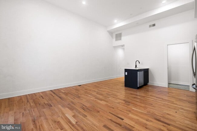 Building Photo - 1221 4 St Unit 25