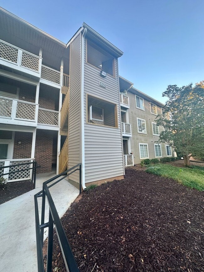Building Photo - University Place, 422 Unit 422 - A