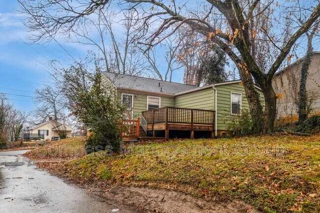 611 W Glenwood Ave NE