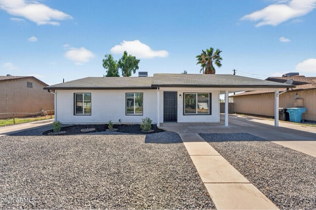 Building Photo - 5039 W Vernon Ave