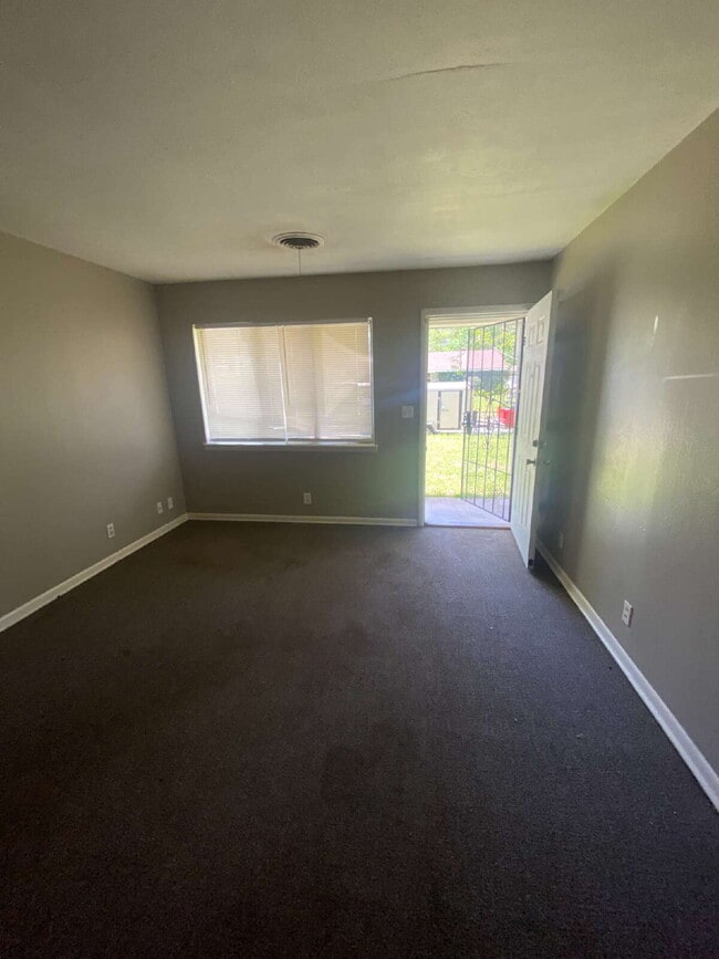 Photo - 1305 Collins Dr