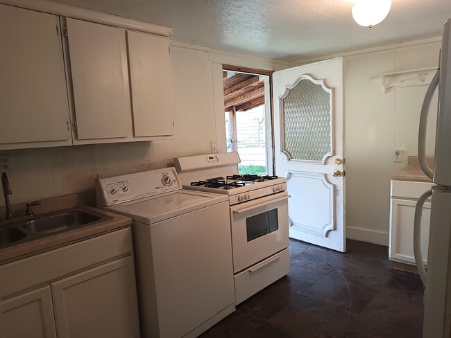 Building Photo - 803 Parkview Ave Unit 1