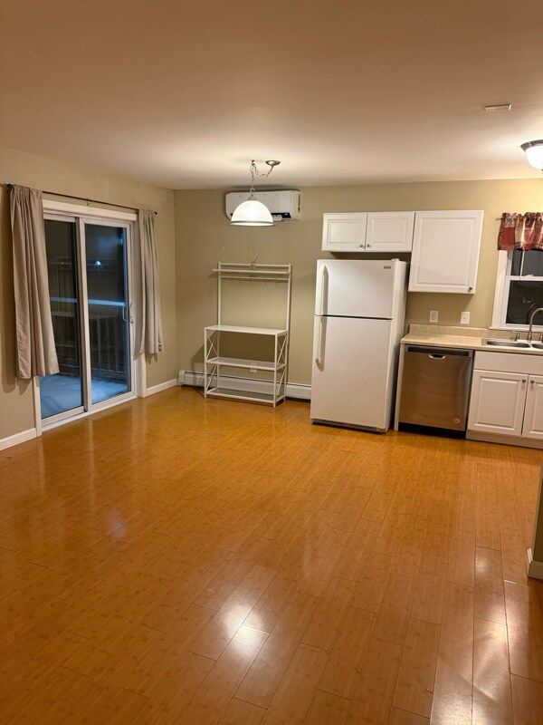 Photo - 1458 N Main St