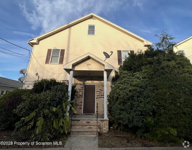 Building Photo - 835 Maple St Rental