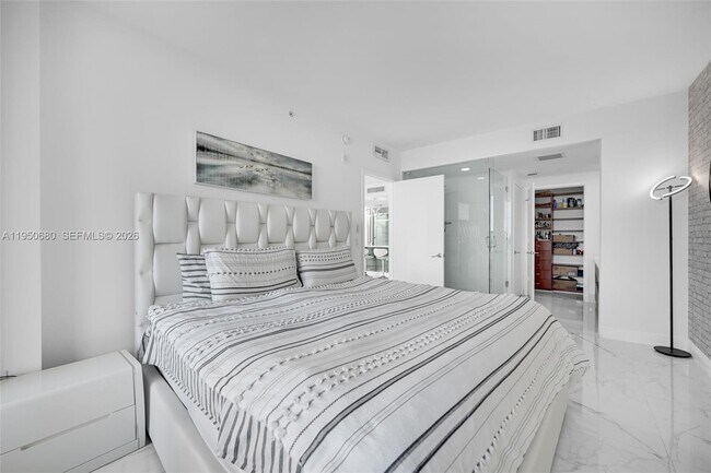 Photo - 460 NE 28th St Unidad 608