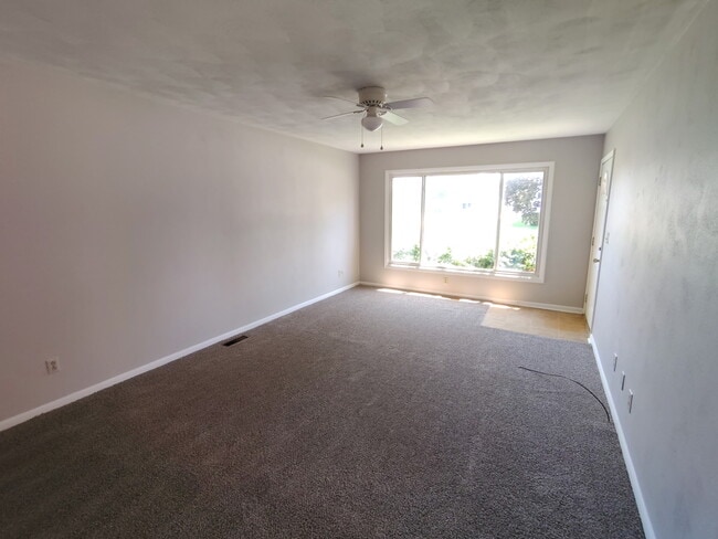 Building Photo - 214 W Berry St Unit 1/2