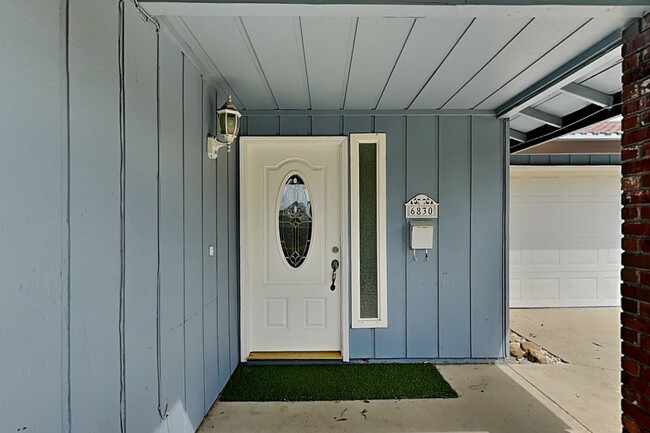 Photo - Halfplex with yard in South Land Park