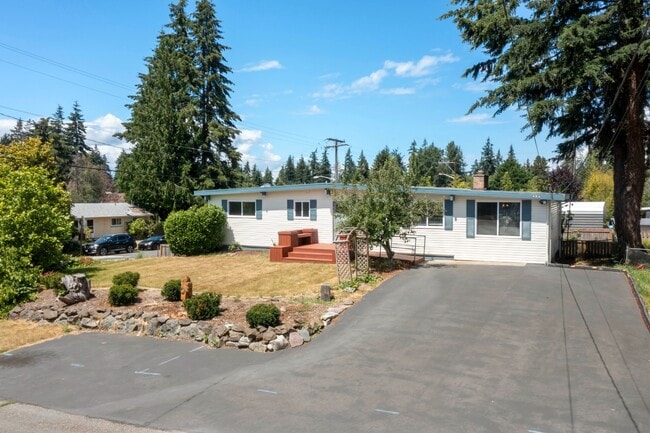 Building Photo - Spacious 5 Bedroom with Huge yard and 3 fireplaces