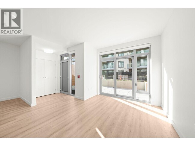 Photo - 755 Harbourside Dr