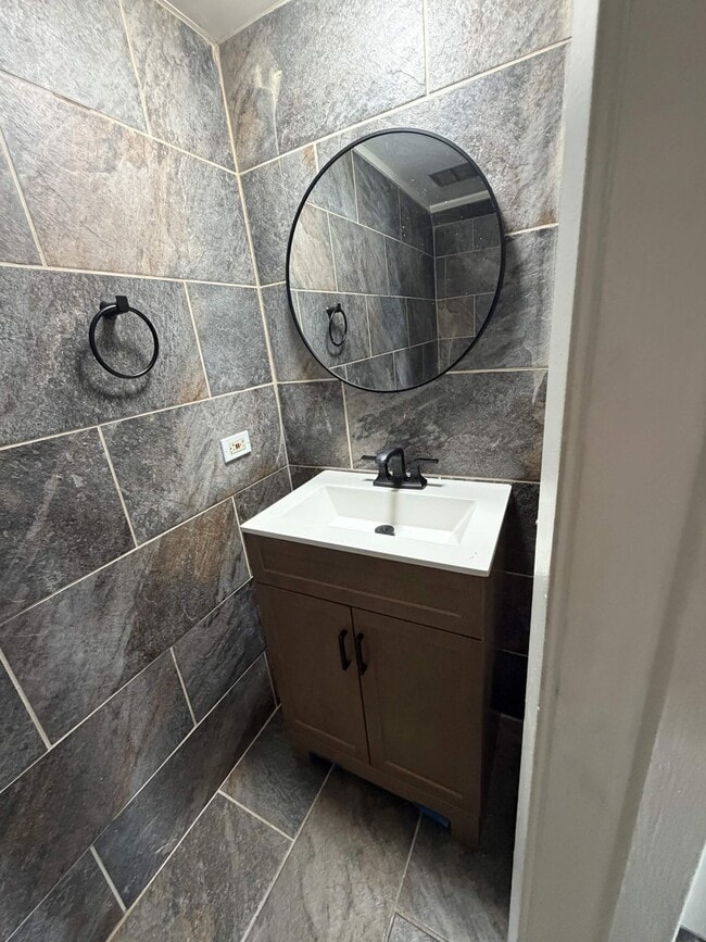 Photo - 211 Lakebend Cir