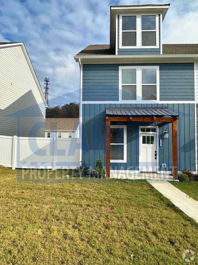 Building Photo - Beautiful three bedroom townhome!