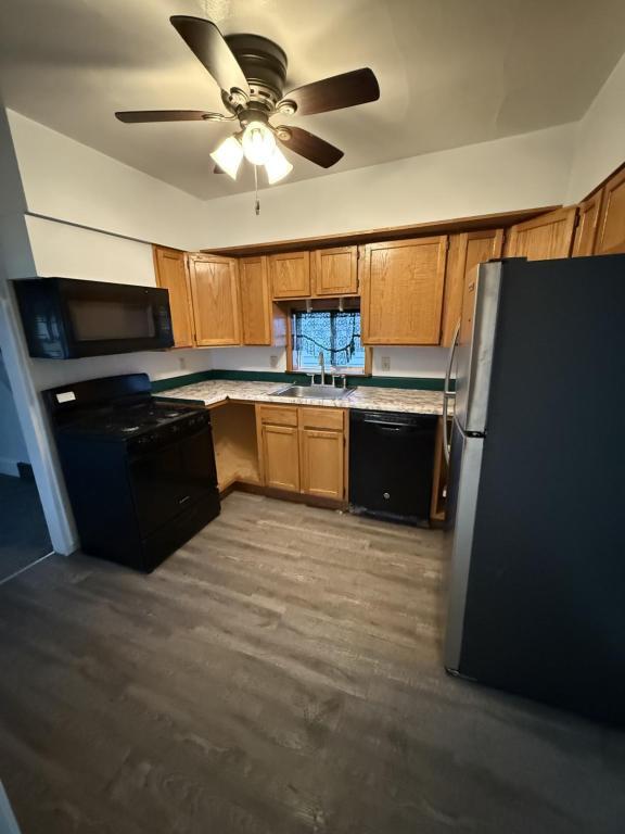 Photo - 906 E 9th St