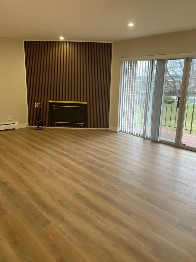 Chimenea en la sala de estar - 10381 Dearlove Rd Unidad 2A