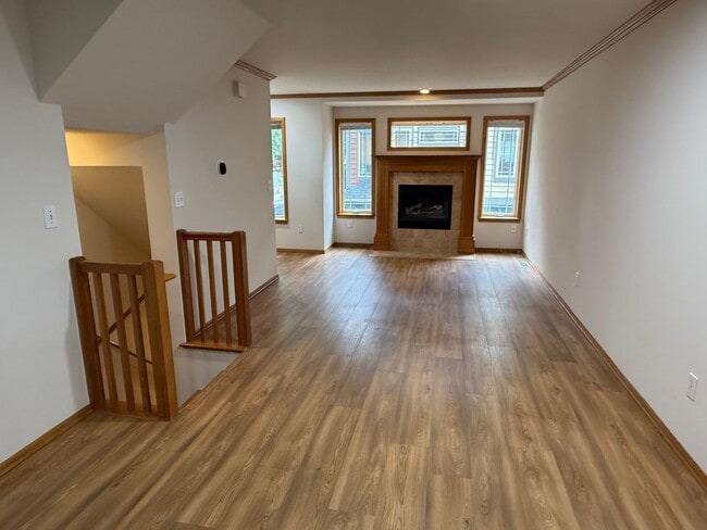 Photo - 939 N 105th St