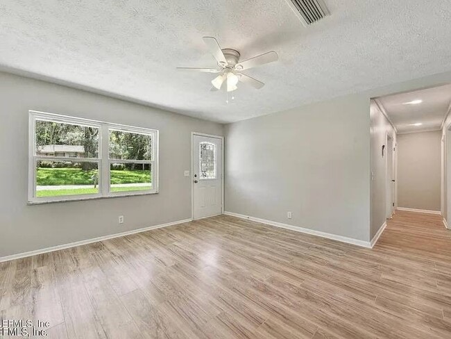 Photo - 201 Saturn Ln N