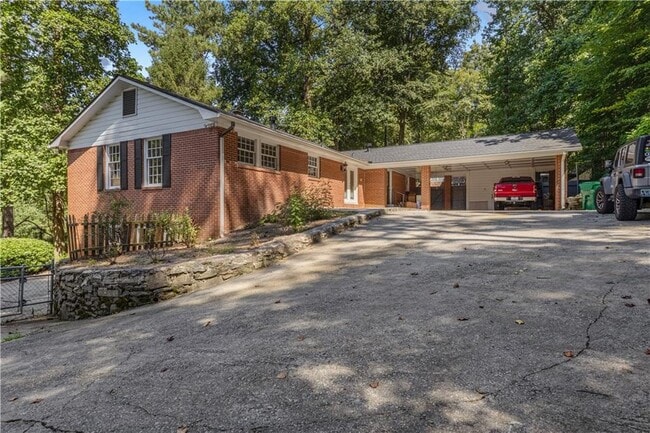 Photo - 2713 Briarlake Rd NE