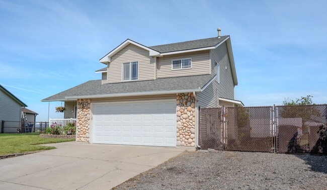 Photo - Spacious Tri-Level Home in Post Falls Near The Links Golf Course