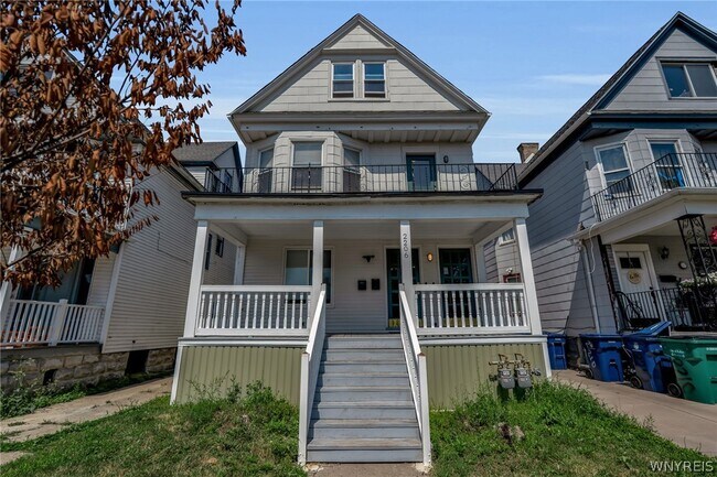 Photo - 2206 Main St