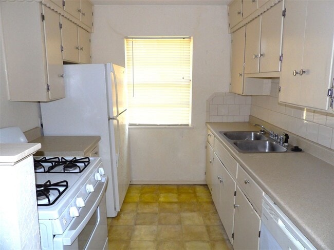 Photo - 403 NW Greenmeadow Dr