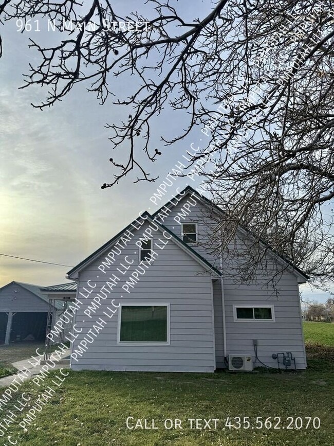 Building Photo - 961 N Main St