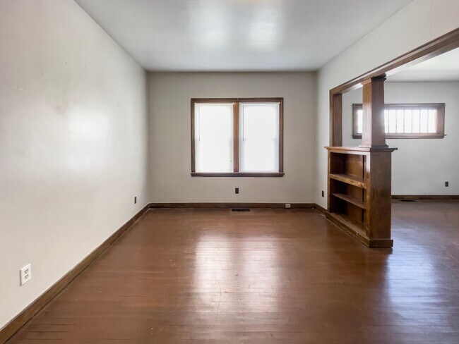 Photo - PRELEASING for AUGUST! Close to Campus: In-Unit Washer/Dryer