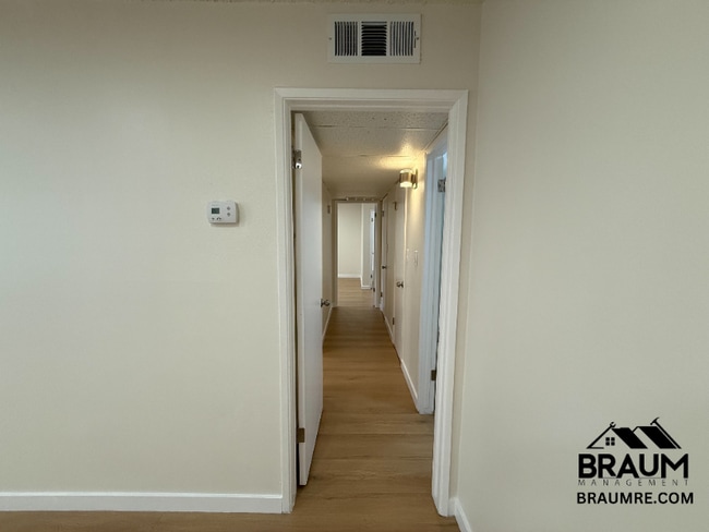 Photo - 5461 Kester Ave Unidad 105