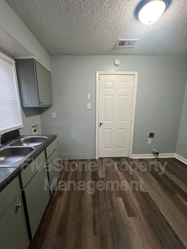 Photo - 1300 Robin Hood Ln