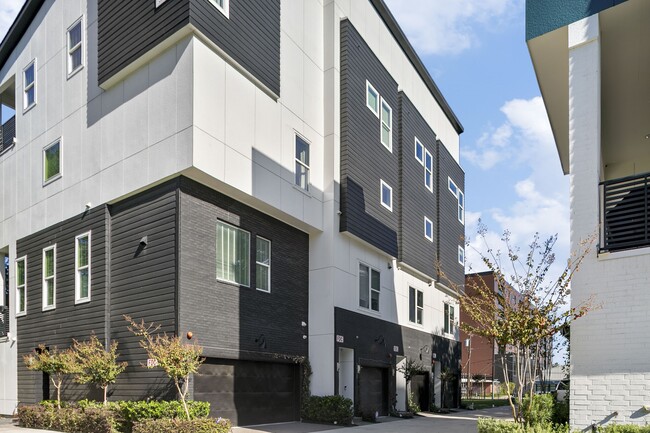 Building Photo - 2412 Canal St Unit J